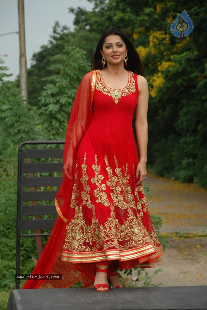 Bhoomika Chawla New Stills - 45 / 54 photos