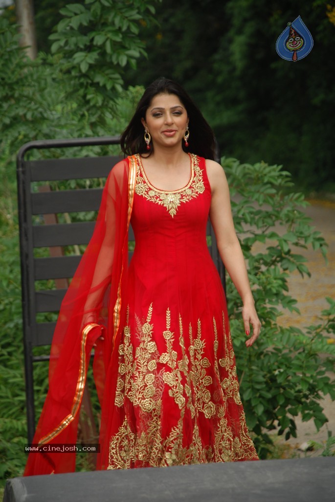 Bhoomika Chawla New Stills - 51 / 54 photos