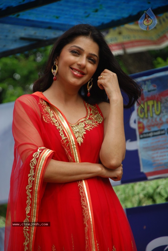 Bhoomika Chawla New Stills - 52 / 54 photos