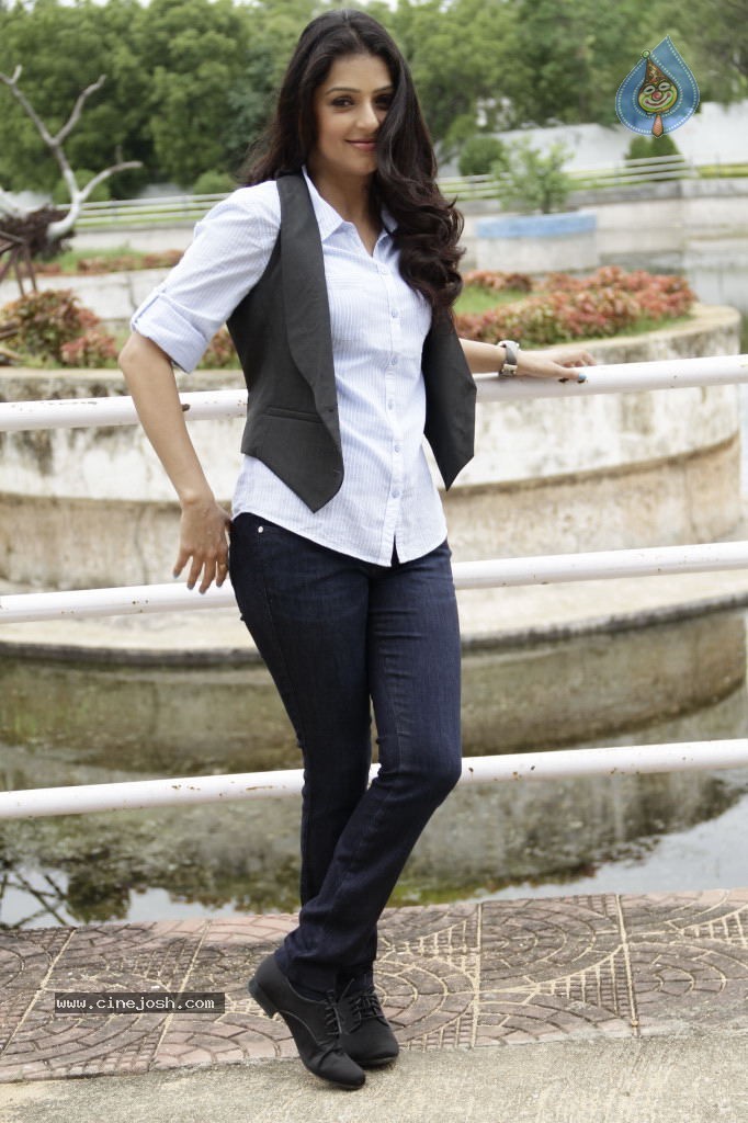 Bhumika Chawla New Stills - 4 / 41 photos