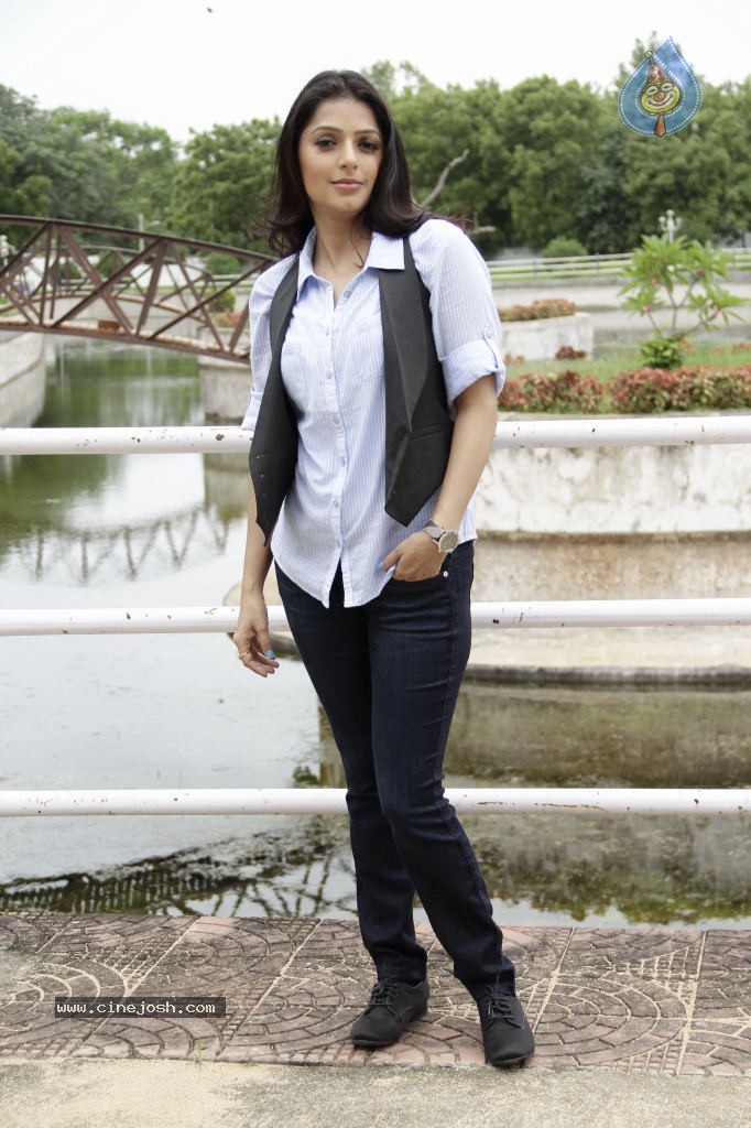 Bhumika Chawla New Stills - 7 / 41 photos