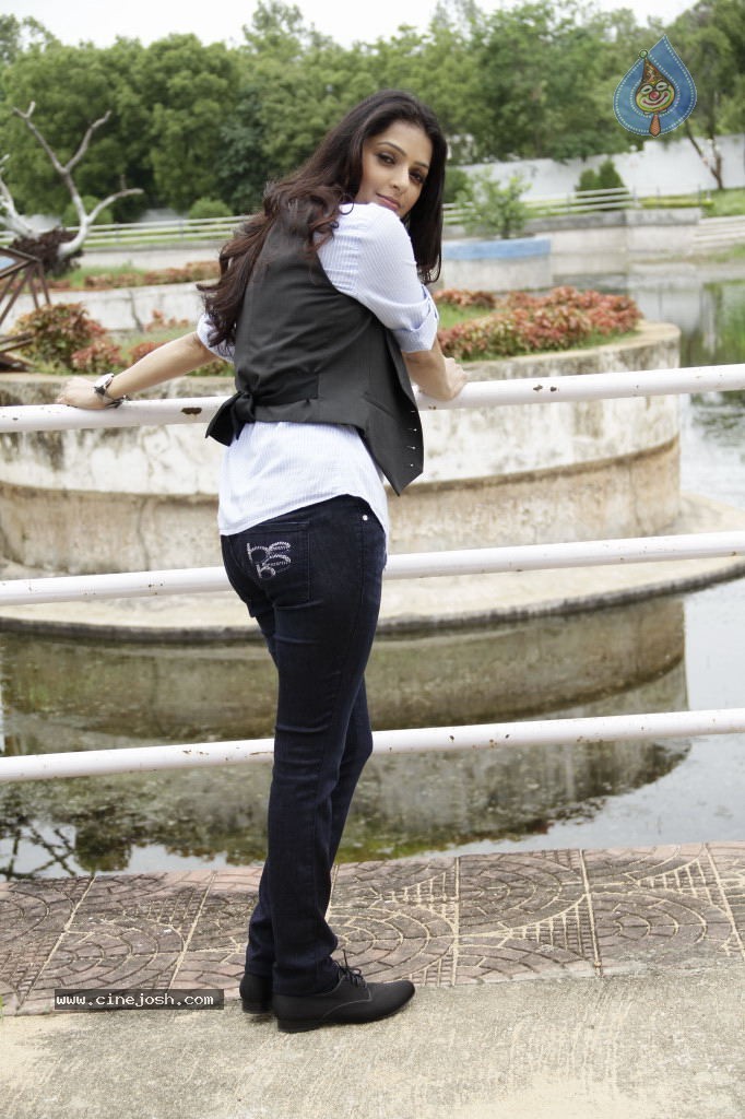 Bhumika Chawla New Stills - 16 / 41 photos