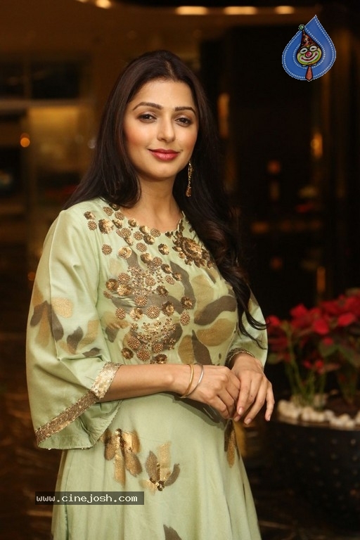 Bhumika Chawla Photos - 18 / 21 photos