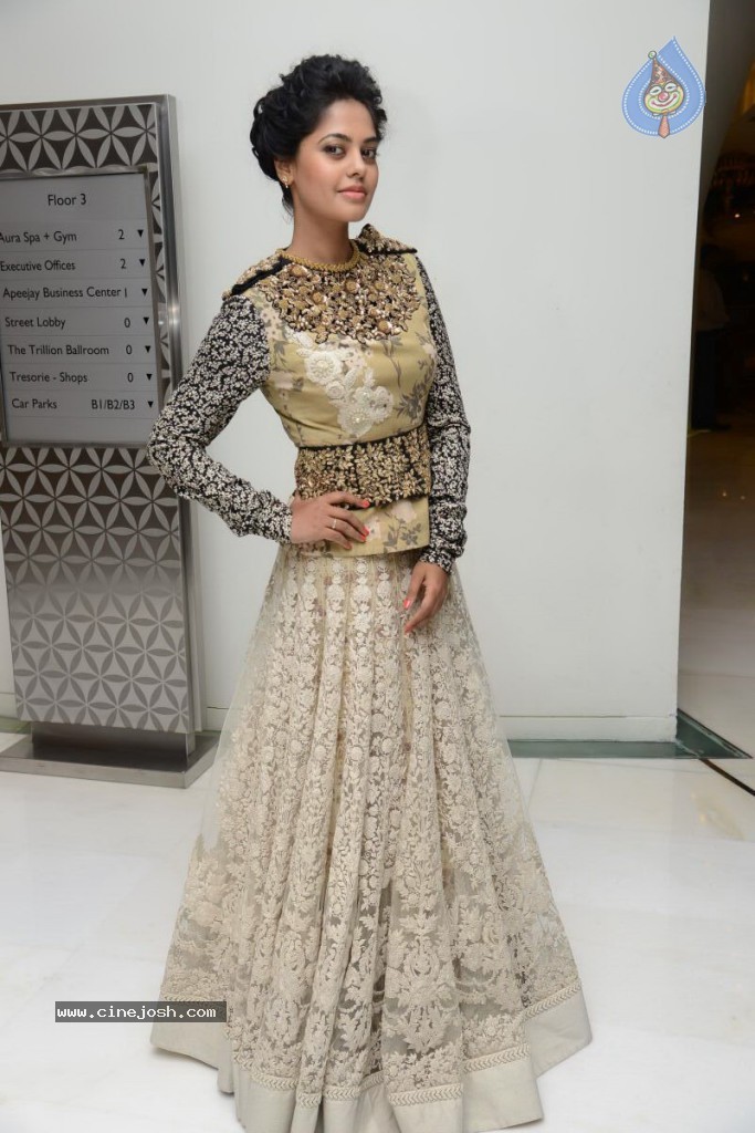 Bindhu Madhavi Latest Pics - 24 / 37 photos