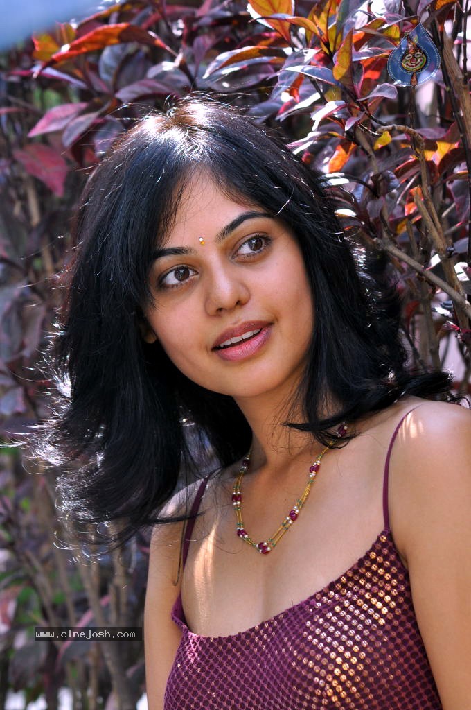 Bindu Madhavi Stills - 11 / 78 photos