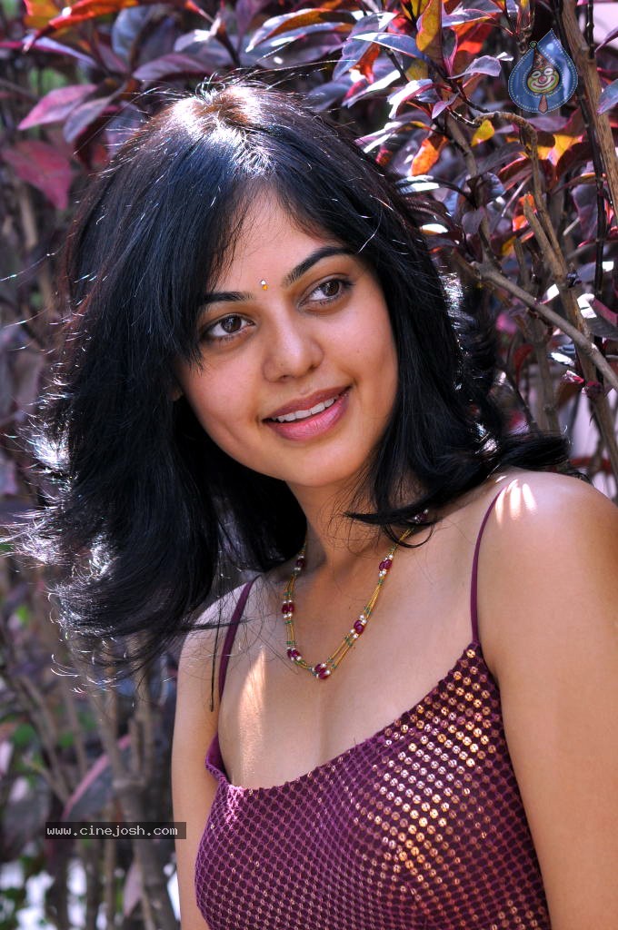 Bindu Madhavi Stills - 46 / 78 photos