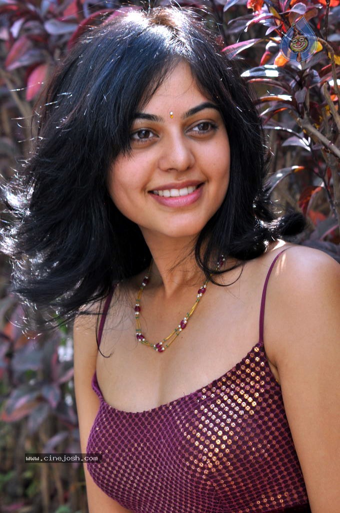 Bindu Madhavi Stills - 50 / 78 photos