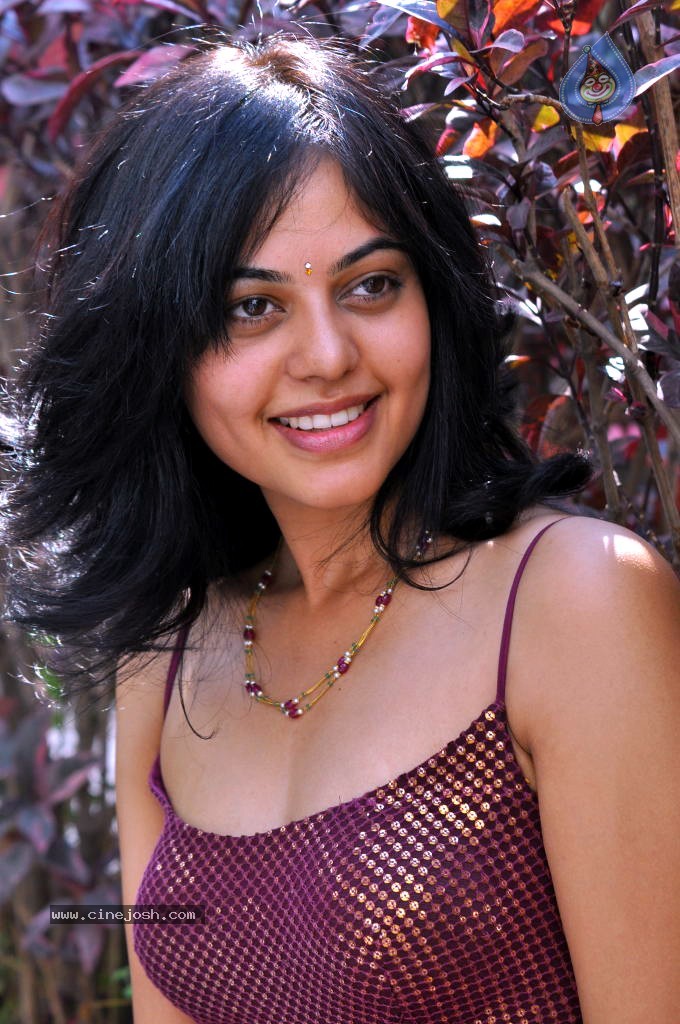 Bindu Madhavi Stills - 60 / 78 photos