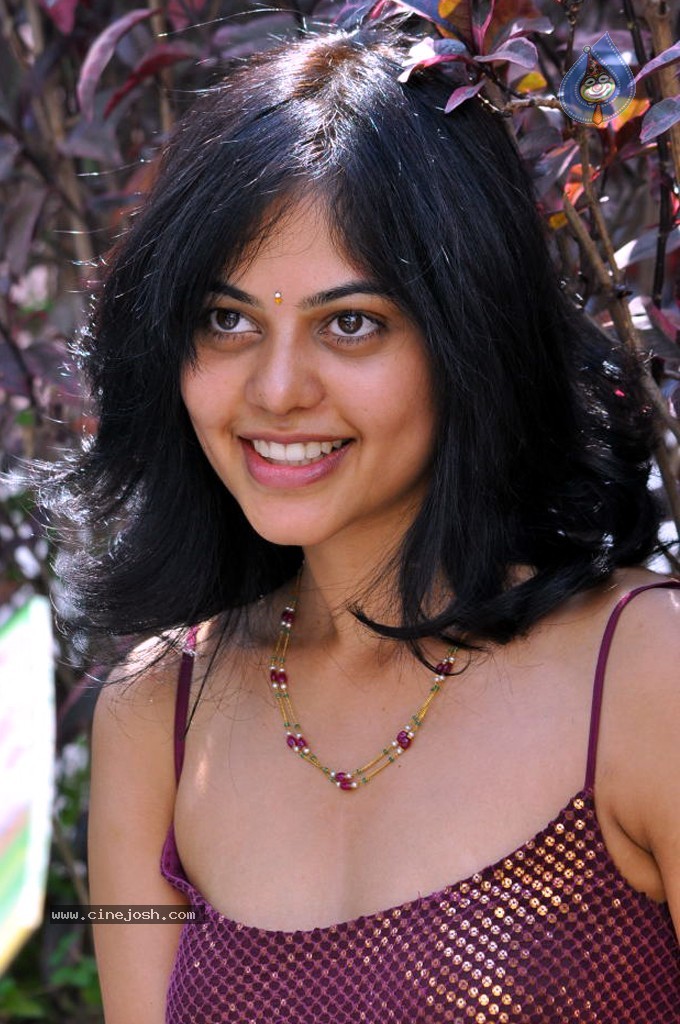 Bindu Madhavi Stills - 65 / 78 photos