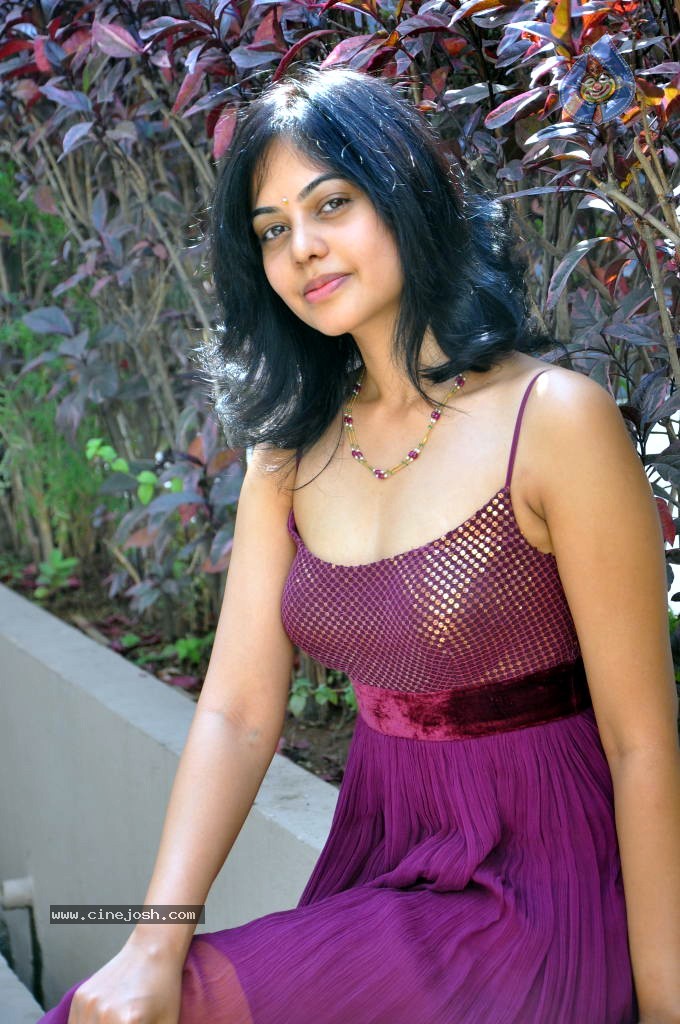 Bindu Madhavi Stills - 75 / 78 photos