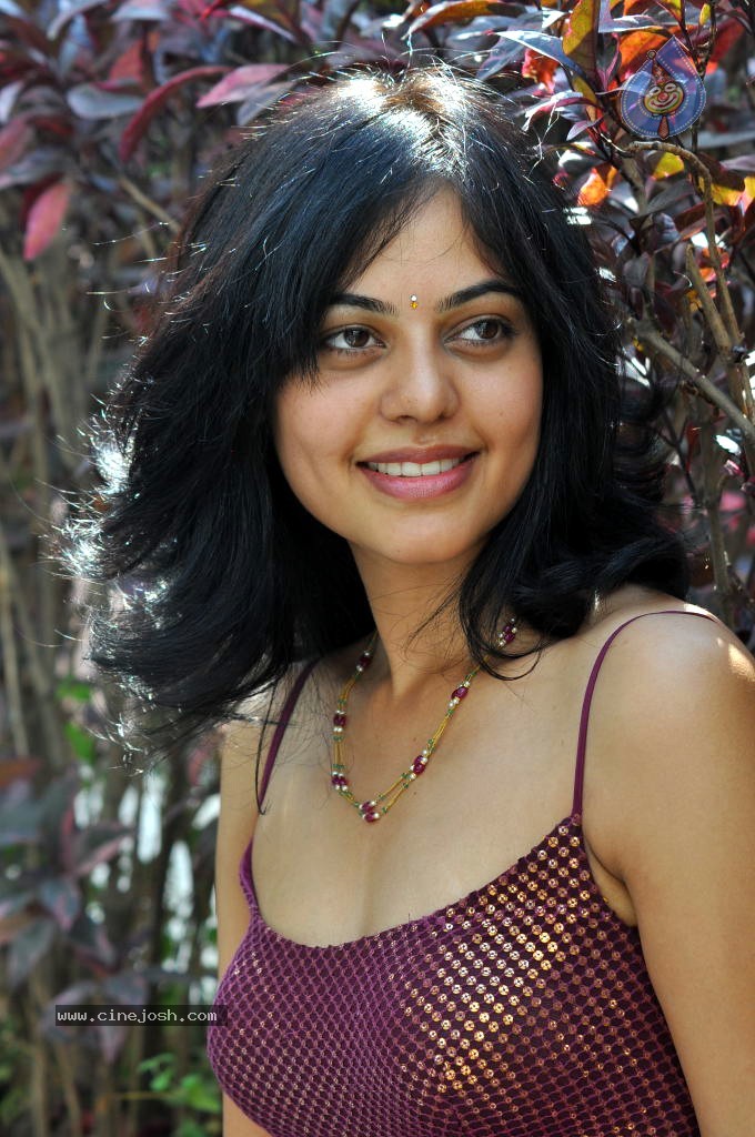 Bindu Madhavi Stills - 78 / 78 photos