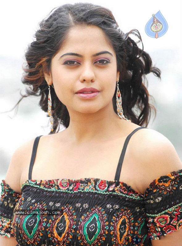 Bindu Madhavi Latest Stills - 17 / 20 photos