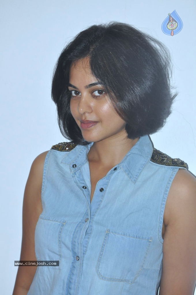 Bindu Madhavi Pics - 11 / 25 photos