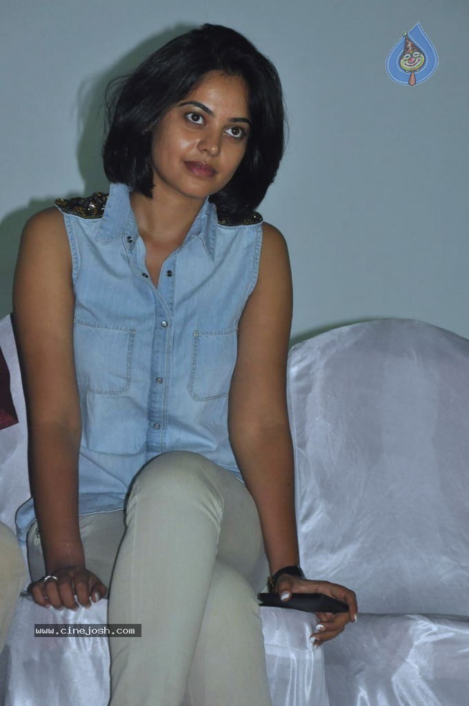 Bindu Madhavi Pics - 24 / 25 photos