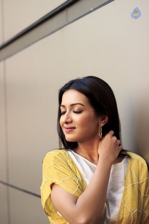 Catherine Tresa Latest Photo Shoot - 26 / 62 photos