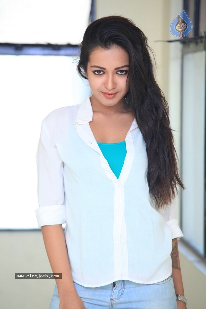 Catherine Tresa New Pics - 27 / 127 photos