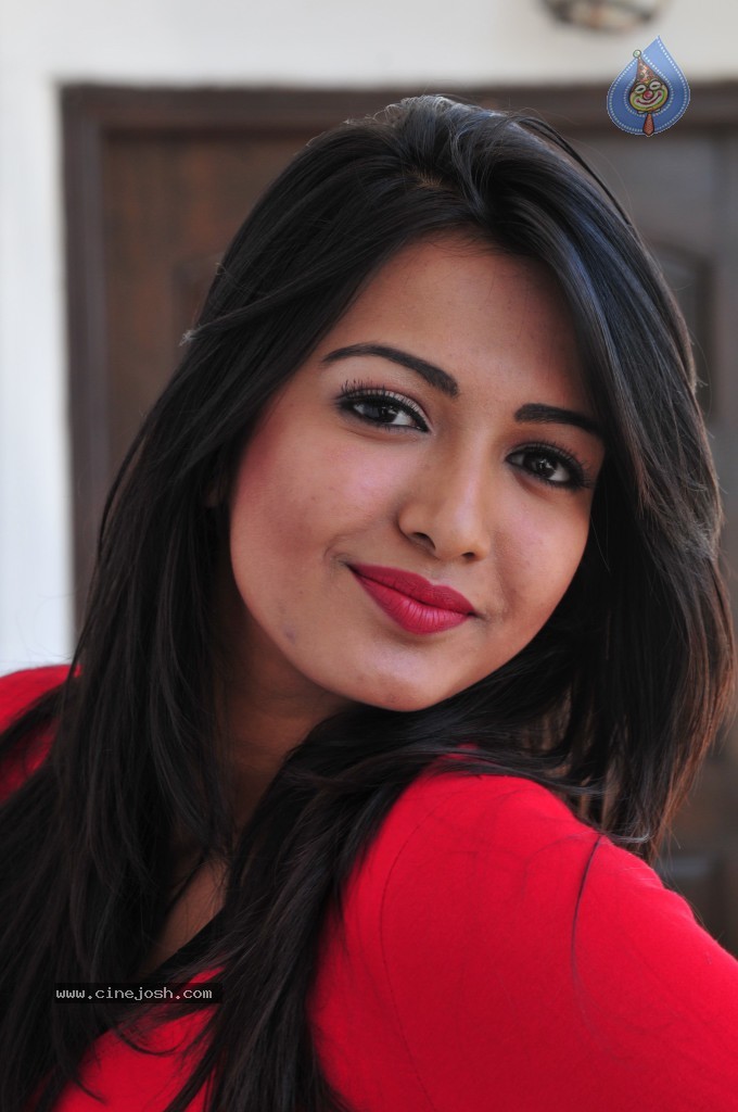 Catherine Tresa New Pics - 33 / 96 photos