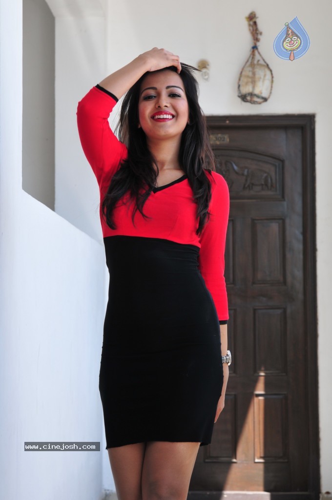 Catherine Tresa New Pics - 52 / 96 photos