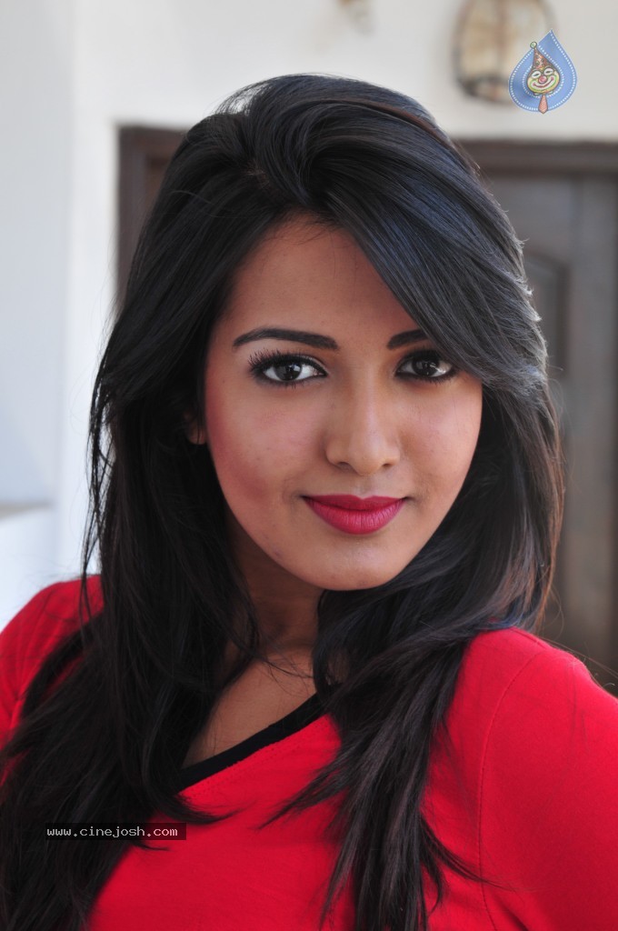 Catherine Tresa New Pics - 74 / 96 photos