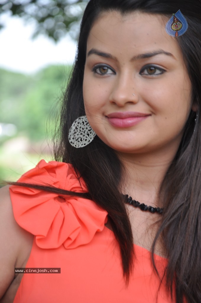 Chandini New Stills - 16 / 29 photos