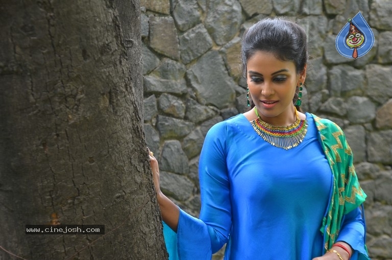 Chandini Tamilarasan Photos - 2 / 15 photos