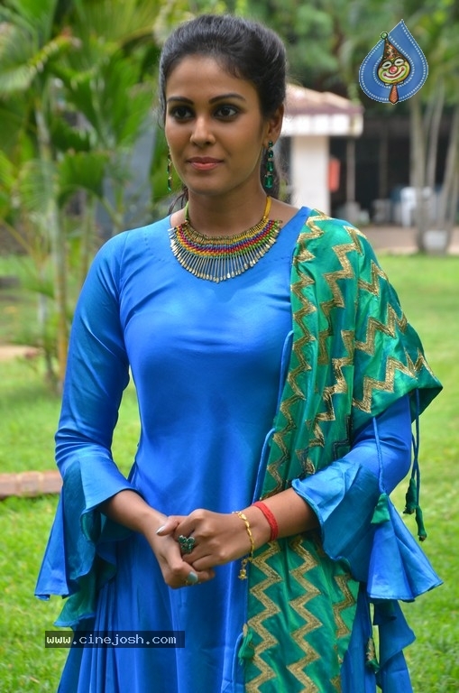 Chandini Tamilarasan Photos - 4 / 15 photos