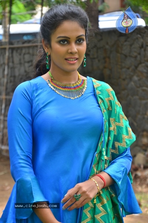 Chandini Tamilarasan Photos - 10 / 15 photos