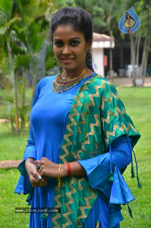 Chandini Tamilarasan Photos - 11 / 15 photos