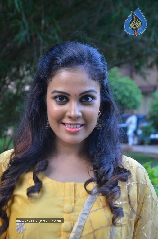 Chandini Tamilarasan Photos - 2 / 16 photos