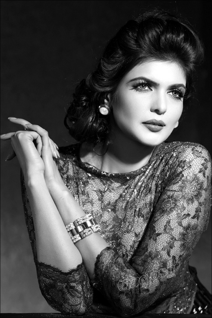 Charan Dhillon Hot Stills - 8 / 27 photos