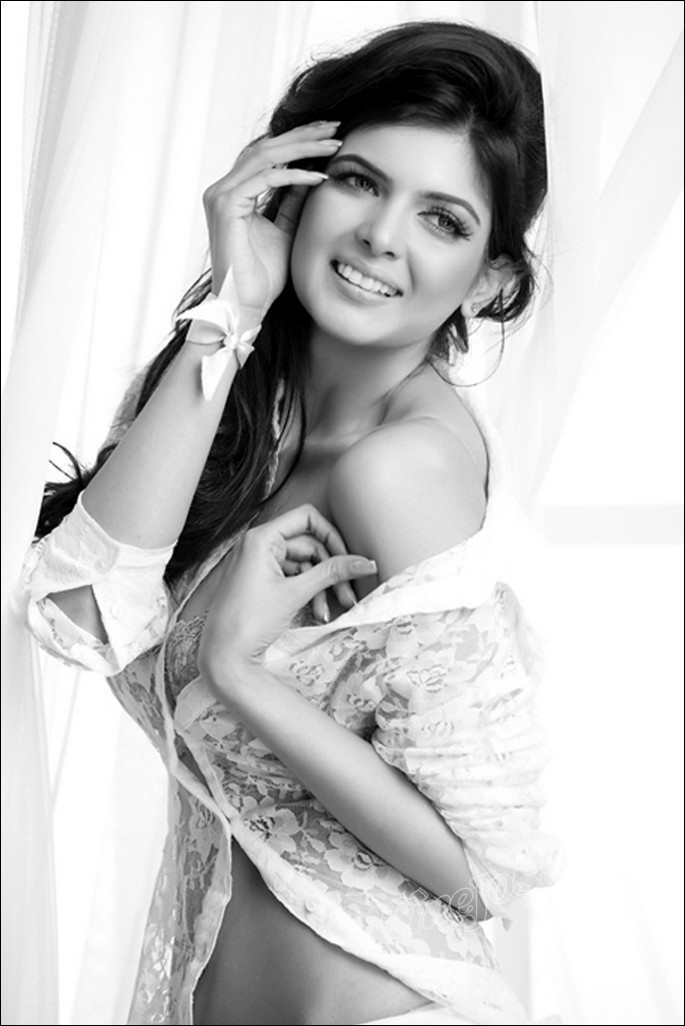 Charan Dhillon Hot Stills - 17 / 27 photos