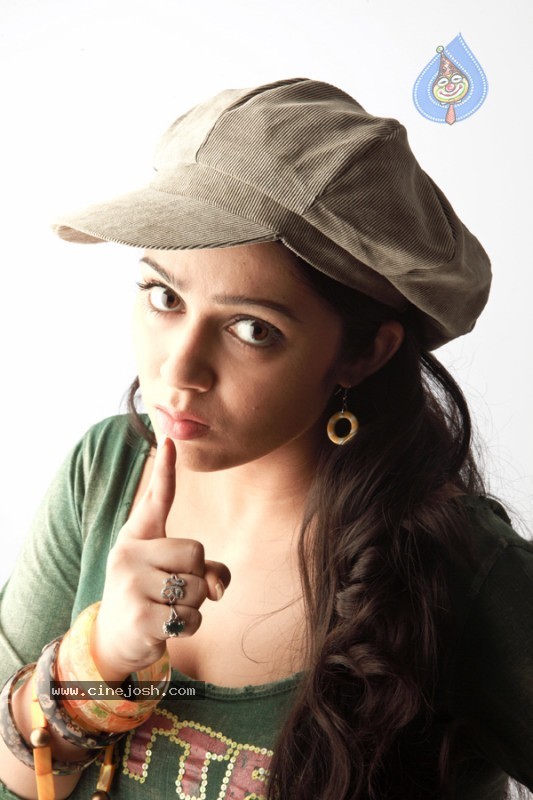 Charmi Stills - Sye Aata Movie - 17 / 21 photos