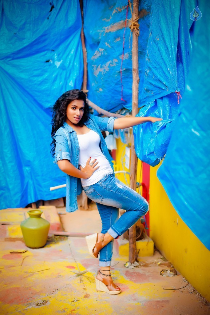 Chetana Uttej New Stills - 10 / 20 photos