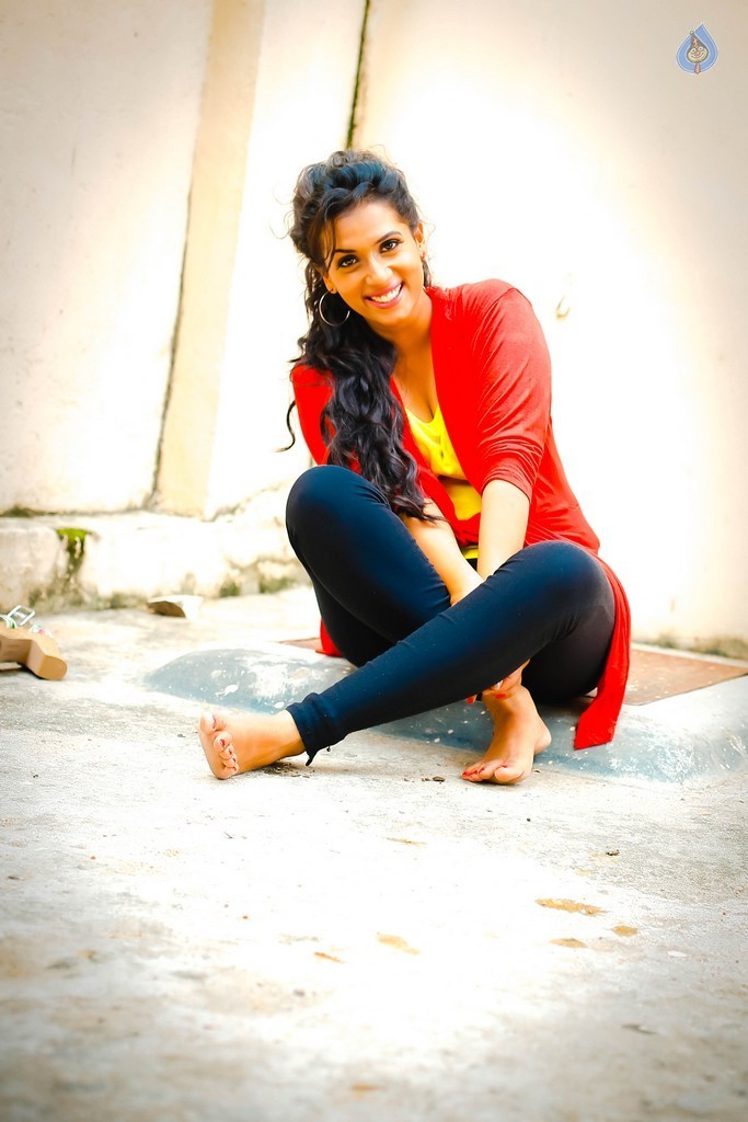 Chetana Uttej New Stills - 13 / 20 photos