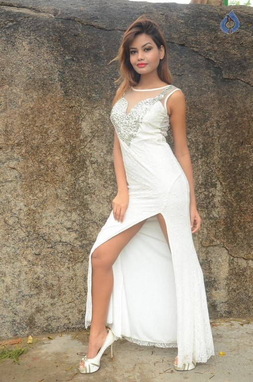 Clara Fernandes New Photos - 1 / 29 photos