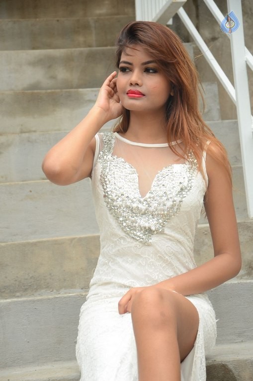 Clara Fernandes New Photos - 11 / 29 photos