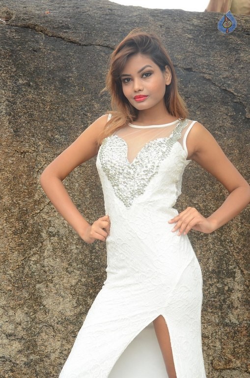 Clara Fernandes New Photos - 12 / 29 photos