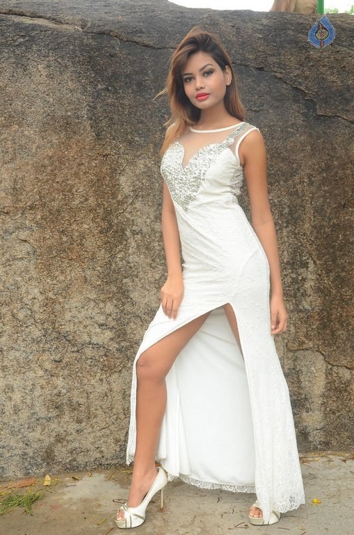 Clara Fernandes New Photos - 14 / 29 photos