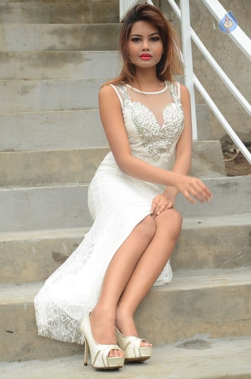 Clara Fernandes New Photos - 17 / 29 photos