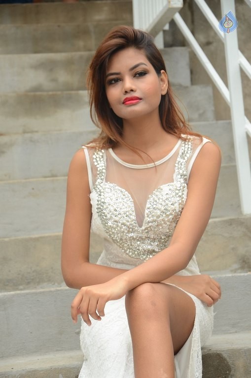 Clara Fernandes New Photos - 18 / 29 photos