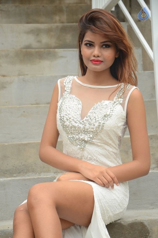 Clara Fernandes New Photos - 24 / 29 photos