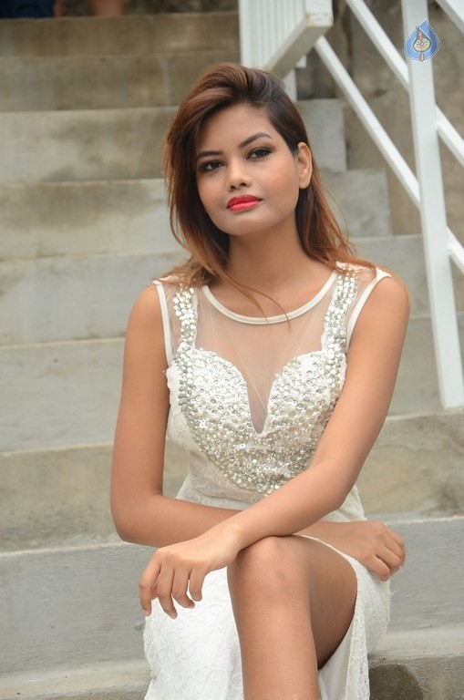 Clara Fernandes New Photos - 28 / 29 photos