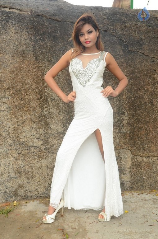 Clara Fernandes New Photos - 29 / 29 photos