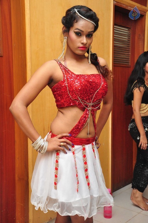 Dancer Nisha New Pics - 28 / 42 photos