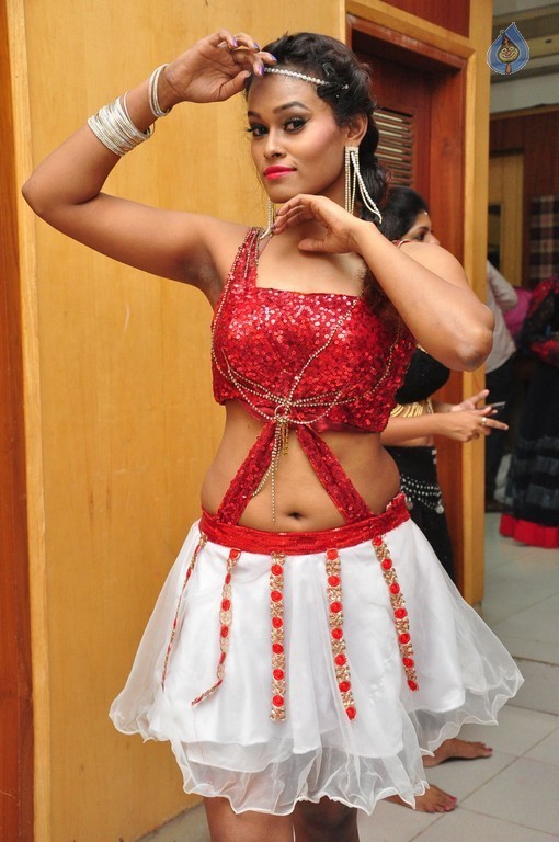 Dancer Nisha New Pics - 34 / 42 photos