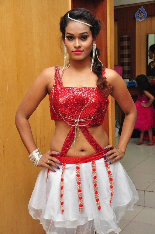 Dancer Nisha New Pics - 36 / 42 photos