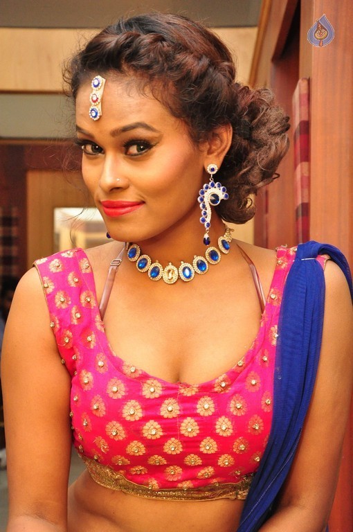 Dancer Nisha New Pics - 37 / 42 photos