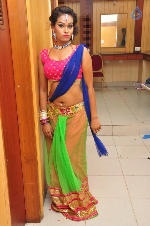 Dancer Nisha New Pics - 38 / 42 photos