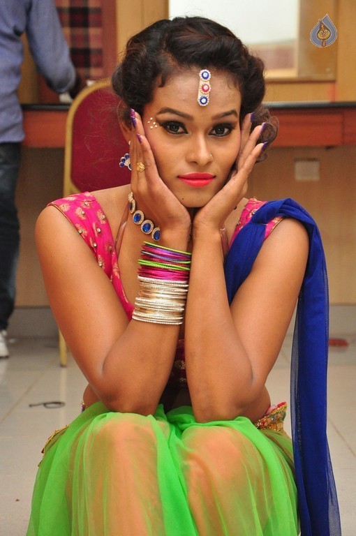 Dancer Nisha New Pics - 40 / 42 photos