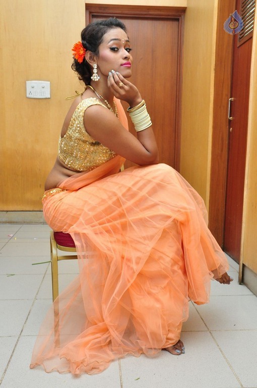 Dancer Nisha Pics - 5 / 18 photos